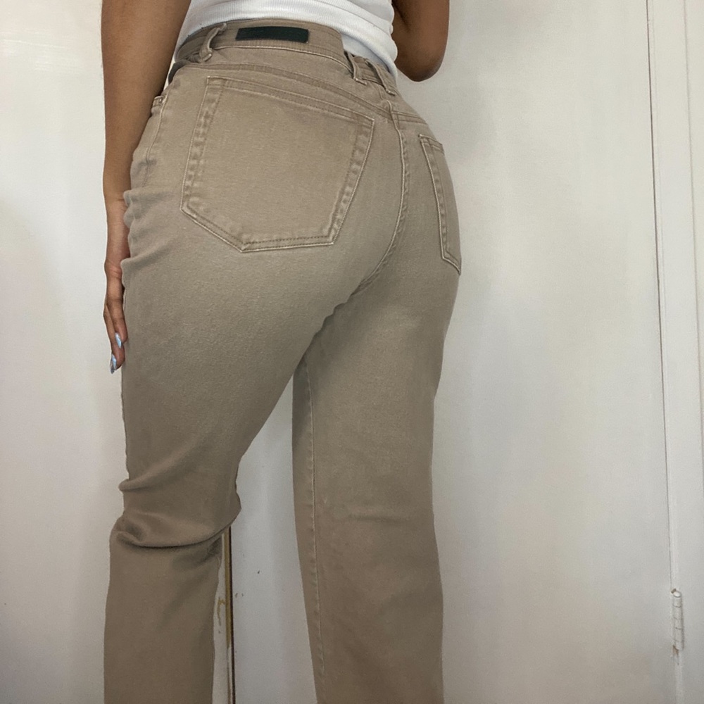 COMFY KHAKI JEANS